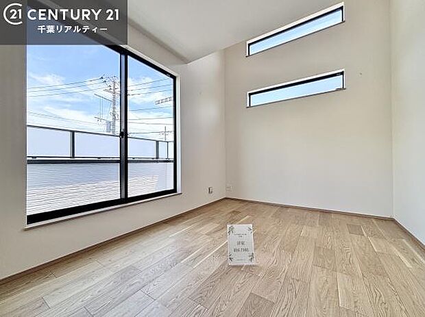 バルコニーに面した洋室は、たっぷりの陽光が差し込む明るい空間。一日の疲れをゆっくりと癒す主寝室としておすすめです。朝は心地よい光に包まれながら気持ちよく目覚められます。家具はCGパースです。