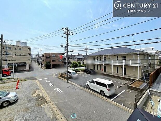 落ち着きある住宅街です!周囲には高い建物がなく、空が広く開放感があり、陽当たりを大きく遮られることもありません!気持ちの良い風が通り抜ける街並みです!