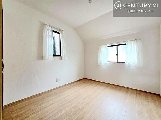 掃き出し窓がないお部屋は、お子様のお部屋としても安心です!
