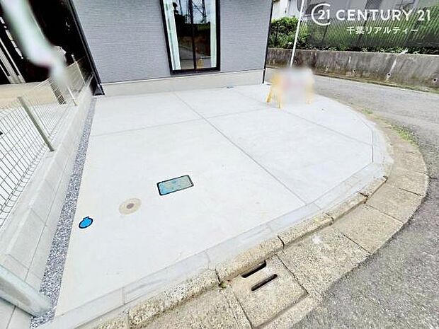 カースペース2台駐車可能。毎日の通勤やお買い物に便利で、来客時にもゆとりをもってお使いいただけます。