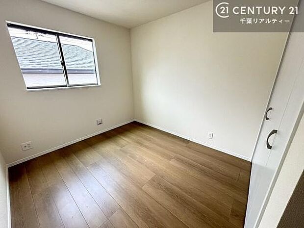 掃き出し窓がないお部屋は、お子様のお部屋としても安心です!収納スペースも充実しているので散らかったお部屋をサッと片付けられます!