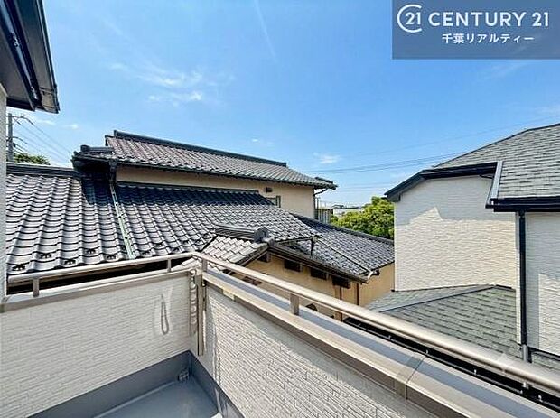 落ち着きある住宅街です!周囲には高い建物がなく、空が広く開放感があり、陽当たりを大きく遮られることもありません!気持ちの良い風が通り抜ける街並みです!