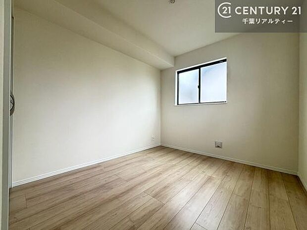 掃き出し窓がないお部屋は、お子様のお部屋としても安心です!収納スペースも充実しているので散らかったお部屋をサッと片付けられます!