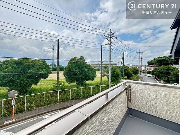 緑豊かな街並みを望む、のどかで心安らぐ眺望。四季の移ろいを身近に感じながら穏やかな暮らしをお楽しみいただけます。