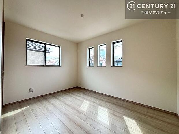 掃き出し窓がないお部屋は、お子様のお部屋としても安心です!収納スペースも充実しているので散らかったお部屋をサッと片付けられます!