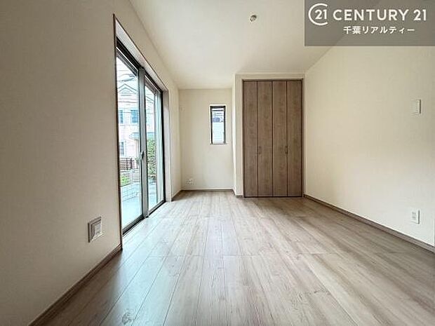 リビングに隣接した洋室です。扉を開ければ開放的、しめれば個室としてご利用いただけます。
