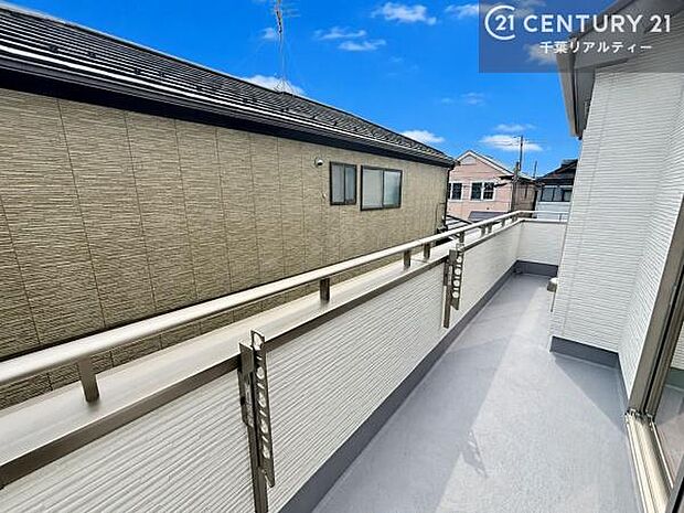 落ち着きある住宅街です!周囲には高い建物がなく、空が広く開放感があり、陽当たりを大きく遮られることもありません!気持ちの良い風が通り抜ける街並みです!