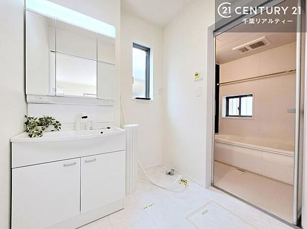 小窓付きの明るい洗面室です!湿気もすぐに入れ替えができて清潔に保つことができます!自然光が差し込むのでお化粧の仕上がりも良くなりますね!