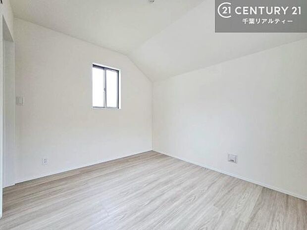 掃き出し窓がないお部屋は、お子様のお部屋としても安心です!収納スペースも充実しているので散らかったお部屋をサッと片付けられます!