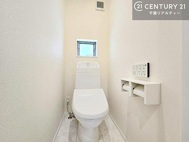 1・2階にトイレがございます!朝の忙しい時間帯も待たずにすみそうですね。白を基調とした清潔感のあるトイレでお手入れがしやすいです!