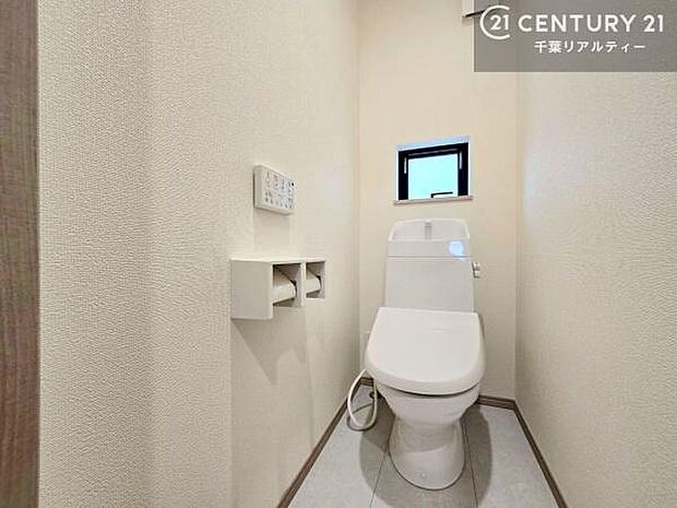 1・2階にトイレがございます！朝の忙しい時間帯も待たずにすみそうですね。白を基調とした清潔感のあるトイレでお手入れがしやすいです！