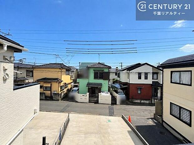落ち着きある住宅街です！周囲には高い建物がなく、空が広く開放感があり、陽当たりを大きく遮られることもありません！気持ちの良い風が通り抜ける街並みです！