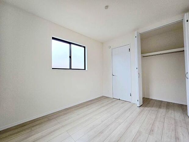 掃き出し窓がないお部屋は、お子様のお部屋としても安心です！収納スペースも充実しているので散らかったお部屋をサッと片付けられます！