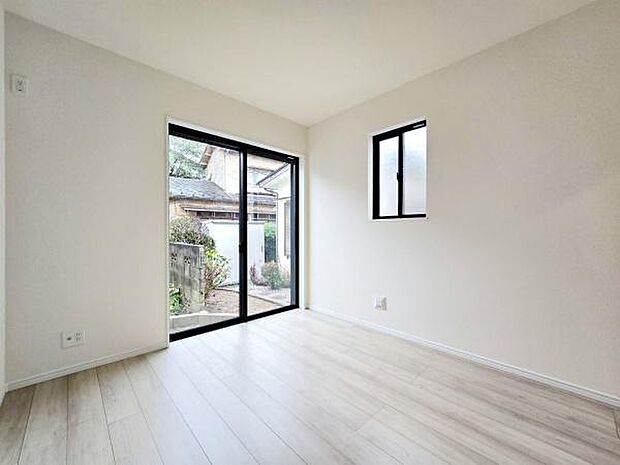 1階に独立した洋室を設けた、暮らし方の幅が広がる間取り。リビングから離れた落ち着いた空間として、寝室や客間、お子様の部屋、在宅ワークスペースなど、ご家族のライフスタイルに合わせて多彩に活用できます。
