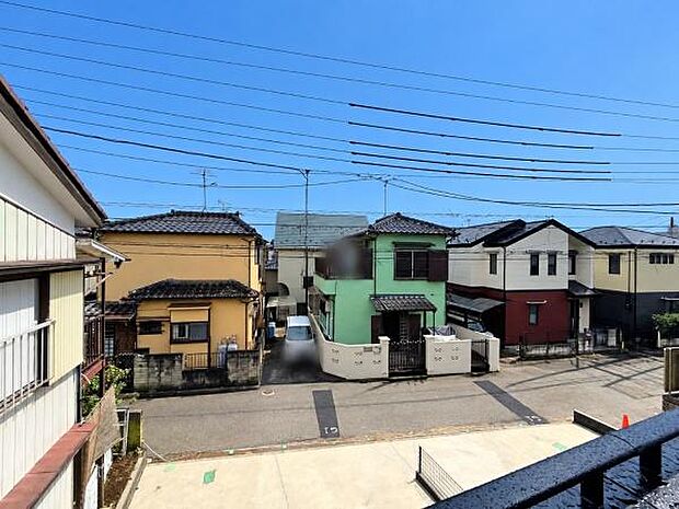晴れた日には青い空を見渡せる開放的な時間を楽しめます。気持ちの良い風が通り抜ける街並みです！