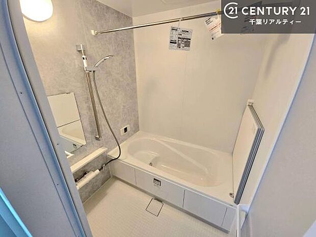 落ち着きある大人の雰囲気のバスルームは、味が出ていてバスタイムが充実！お仕事頑張っているご褒美にお好みの香りの入浴剤を入れて、楽しんでみてはいかがでしょうか？