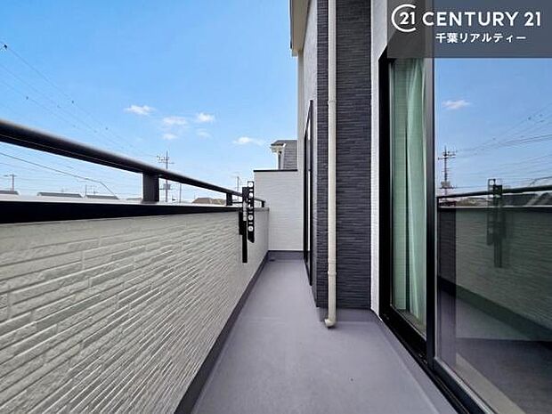 2部屋から出入りができる続きバルコニー！お洗濯物を取り込んだり干すのに便利です！どの部屋も外へ出てリフレッシュもできるのでプライベート空間も充実して過ごせますね！