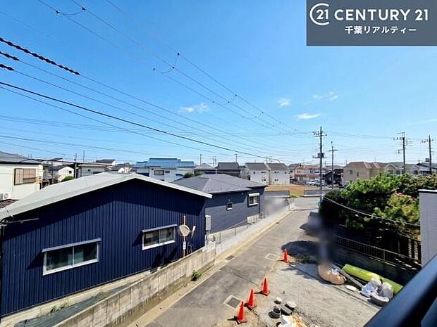 晴れた日には青い空を見渡せる開放的な時間を楽しめます。気持ちの良い風が通り抜ける街並みです！