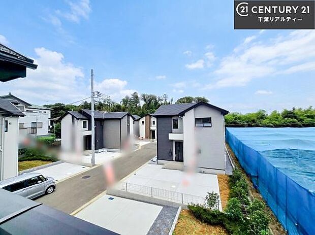 落ち着きある住宅街です！周囲には高い建物がなく、空が広く開放感があり、陽当たりを大きく遮られることもありません！気持ちの良い風が通り抜ける街並みです！
