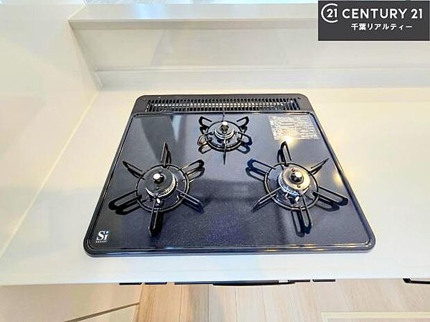 コンロは三口あるのでお料理の同時進行ができます。もちろんグリル付きです。調理スペースも広々している為作業がしやすい！使い勝手が良いシステムキッチンです！