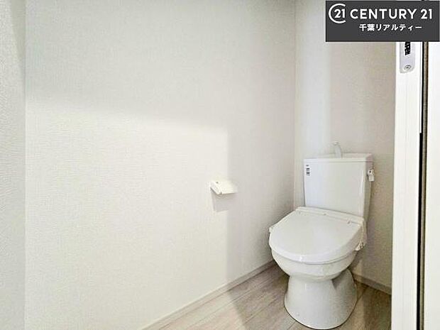 1・2階にトイレがございます！朝の忙しい時間帯も待たずにすみそうですね。白を基調とした清潔感のあるトイレでお手入れがしやすいです！