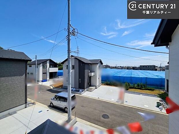 落ち着きある住宅街です！周囲には高い建物がなく、空が広く開放感があり、陽当たりを大きく遮られることもありません！気持ちの良い風が通り抜ける街並みです！