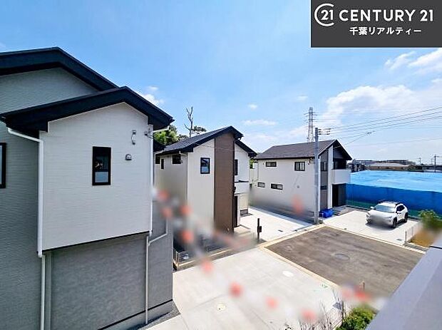 落ち着きある住宅街です！周囲には高い建物がなく、空が広く開放感があり、陽当たりを大きく遮られることもありません！気持ちの良い風が通り抜ける街並みです！