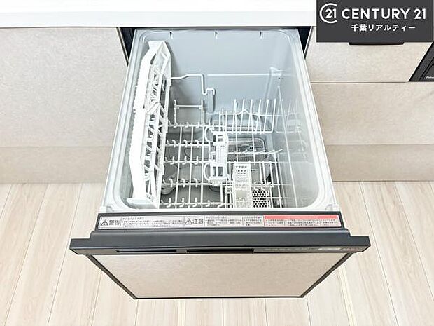 食洗機付きのキッチンです！忙しい時や手荒れ防止として大変活躍する便利な仕様です！ビルトインなのでキッチンの場所を取らず調理スペースを広く使うことが出来ます！
