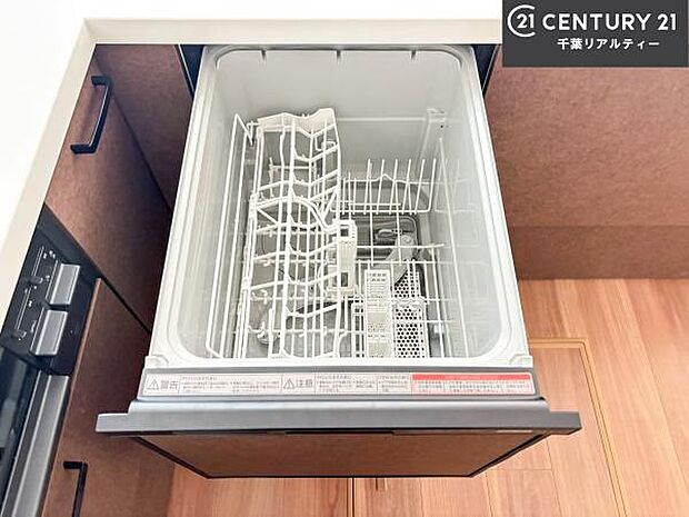 食洗機付きのキッチンです！忙しい時や手荒れ防止として大変活躍する便利な仕様です！ビルトインなのでキッチンの場所を取らず調理スペースを広く使うことが出来ます！