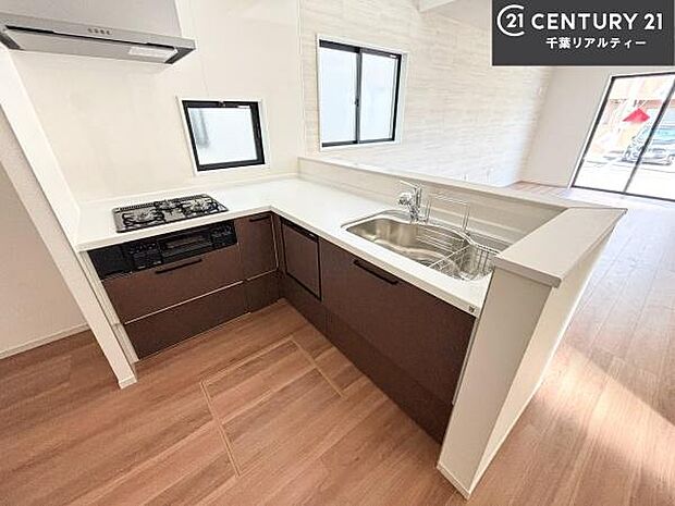 大人気の対面式システムキッチンを採用しています！ご家族のコミュニケーションが自然と増える設計です。お子様にも目が届くので嬉しいですね！広々使えて快適で作業が進みます。