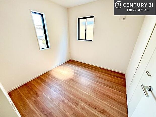 掃き出し窓がないお部屋は、お子様のお部屋としても安心です！収納スペースも充実しているので散らかったお部屋をサッと片付けられます！
