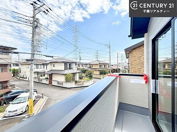 陽当たり良好なバルコニーです！晴れた日には青い空を見渡せる開放的な時間を楽しめます。