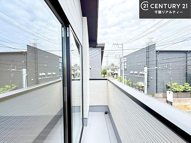 落ち着きある住宅街です！周囲には高い建物がなく、空が広く開放感があり、陽当たりを大きく遮られることもありません！気持ちの良い風が通り抜ける街並みです！