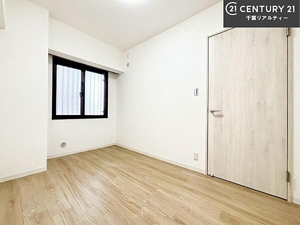 掃き出し窓がないお部屋は、お子様のお部屋としても安心です！収納スペースも充実しているので散らかったお部屋をサッと片付けられます！