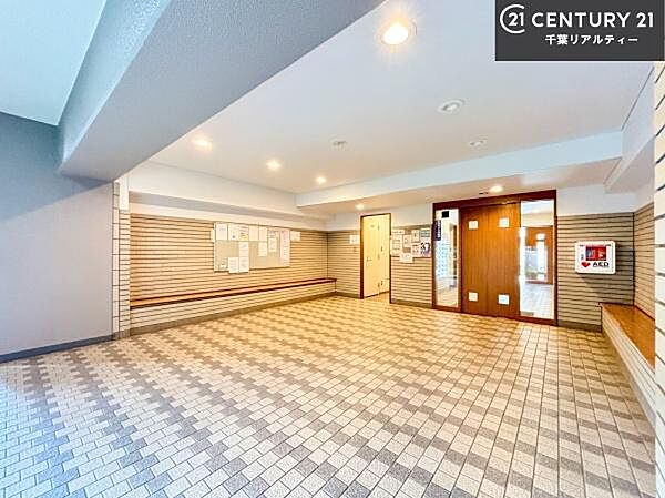 陽当たりの良いエントランスは、ご家族やお客様を温かく迎えてくれます。毎日の暮らしに心地よさをもたらしてくれる空間です。