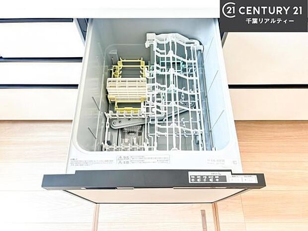 食洗機付きのキッチンです！忙しい時や手荒れ防止として大変活躍する便利な仕様です！ビルトインなのでキッチンの場所を取らず調理スペースを広く使うことが出来ます！