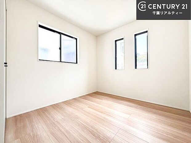 掃き出し窓がないお部屋は、お子様のお部屋としても安心です！収納スペースも充実しているので散らかったお部屋をサッと片付けられます！