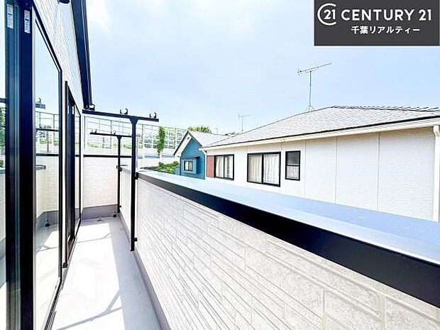 落ち着きある住宅街です！周囲には高い建物がなく、空が広く開放感があり、陽当たりを大きく遮られることもありません！気持ちの良い風が通り抜ける街並みです！