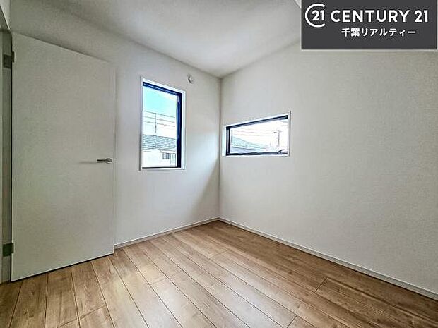 掃き出し窓がないお部屋は、お子様のお部屋としても安心です!収納スペースも充実しているので散らかったお部屋をサッと片付けられます!