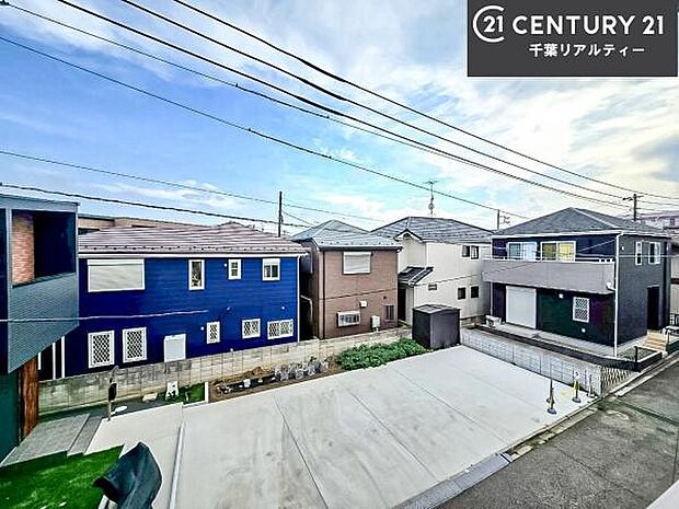 落ち着きある住宅街です!周囲には高い建物がなく、空が広く開放感があり、陽当たりを大きく遮られることもありません!気持ちの良い風が通り抜ける街並みです!