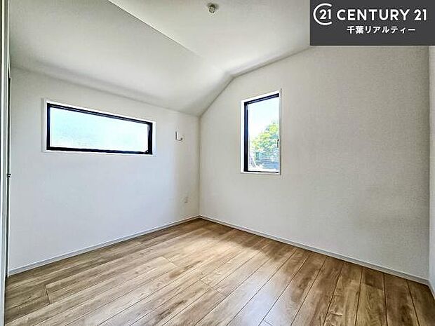 掃き出し窓がないお部屋は、お子様のお部屋としても安心です！収納スペースも充実しているので散らかったお部屋をサッと片付けられます！
