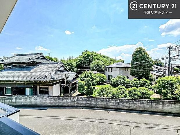 落ち着きある住宅街です！周囲には高い建物がなく、空が広く開放感があり、陽当たりを大きく遮られることもありません！気持ちの良い風が通り抜ける街並みです！