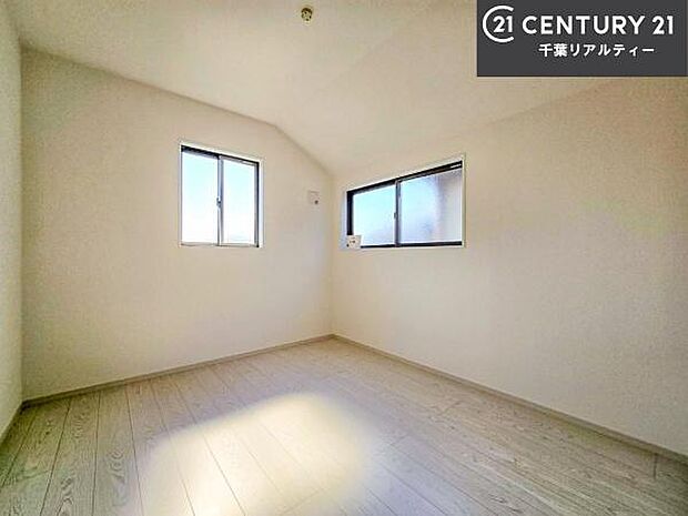 掃き出し窓がないお部屋は、お子様のお部屋としても安心です!収納スペースも充実しているので散らかったお部屋をサッと片付けられます!