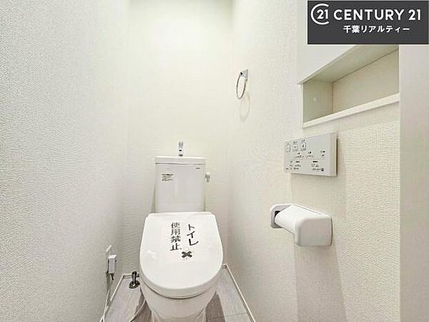 清潔感のある色味のお手洗いです!さわやかでスッキリする空間です!白を基調としているので、お手入れがしやすいトイレです!