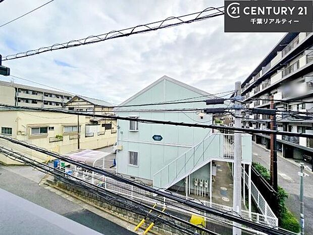 落ち着きある住宅街です!周囲には高い建物がなく、空が広く開放感があり、陽当たりを大きく遮られることもありません!気持ちの良い風が通り抜ける街並みです!