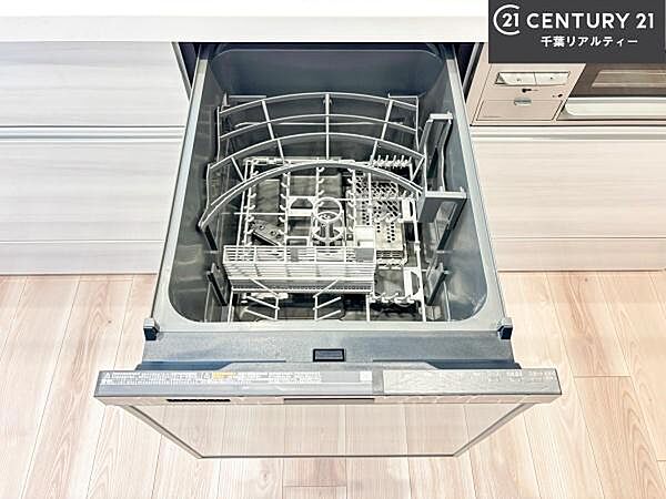 食洗機付きのキッチンです！忙しい時や手荒れ防止として大変活躍する便利な仕様です！ビルトインなのでキッチンの場所を取らず調理スペースを広く使うことが出来ます！
