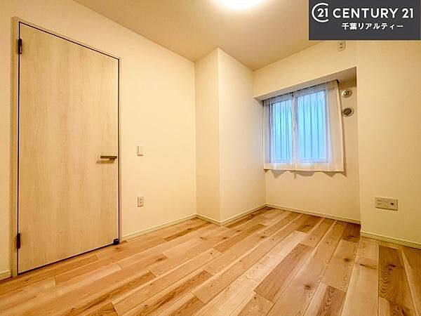 掃き出し窓がないお部屋は、お子様のお部屋としても安心です！収納スペースも充実しているので散らかったお部屋をサッと片付けられます！