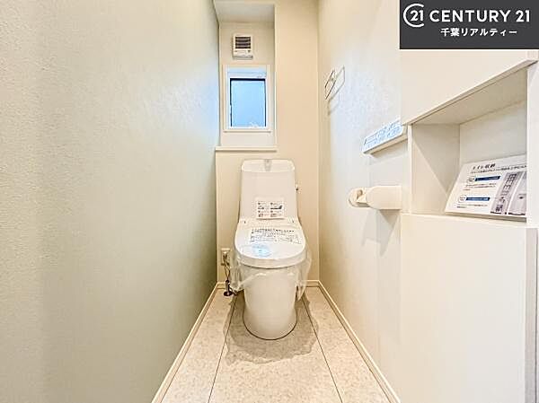 1・2階にトイレがございます！朝の忙しい時間帯も待たずにすみそうですね。白を基調とした清潔感のあるトイレでお手入れがしやすいです！