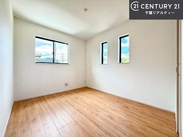 掃き出し窓がないお部屋は、お子様のお部屋としても安心です!収納スペースも充実しているので散らかったお部屋をサッと片付けられます!