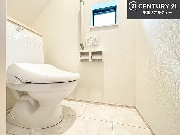 1・2階にトイレがございます!朝の忙しい時間帯も待たずにすみそうですね。白を基調とした清潔感のあるトイレでお手入れがしやすいです!